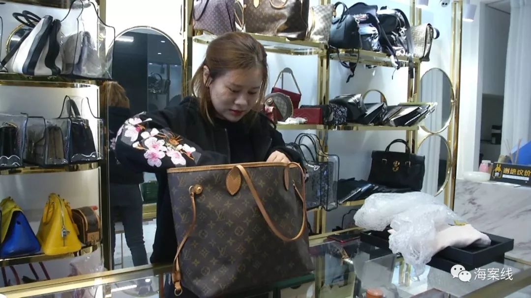 包裹丢失快递小哥遭赔1万,快递丢包裹了怎么赔付