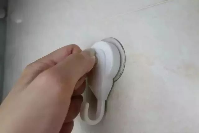 挂钩挂门框上老是掉下来怎么办,家里的挂钩很难摘掉怎么办