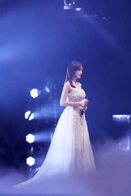 白月光女神秦岚穿搭,秦岚白月光茉莉花