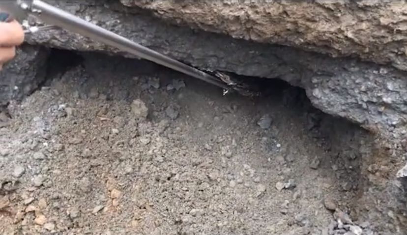 挖掘机突然挖到了地道,挖掘机挖到东西吓得挖掘机颤抖