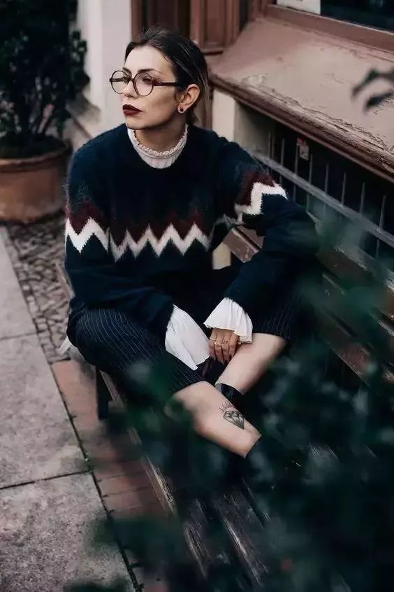 毛衣衬衫最温暖的叠穿套路,衬衫内穿外搭毛衣