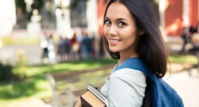 呵呵！温哥华中国留学生自述被三个“干爹”*养包**：“我们只是在恋爱而已”