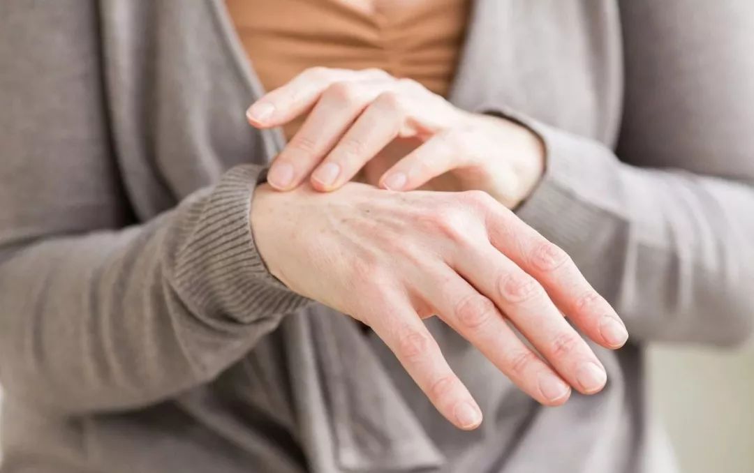 冬季皮肤干燥起皮用什么护肤,冬季脸上皮肤干燥起皮刺痛怎么办