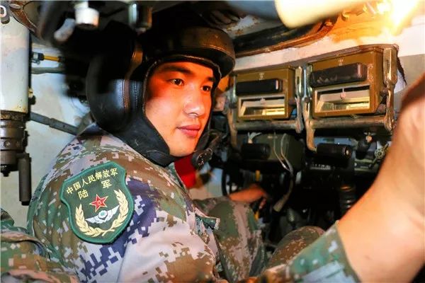 眼睛里只有第一，这个”英雄坦克“驾驶员不简单！