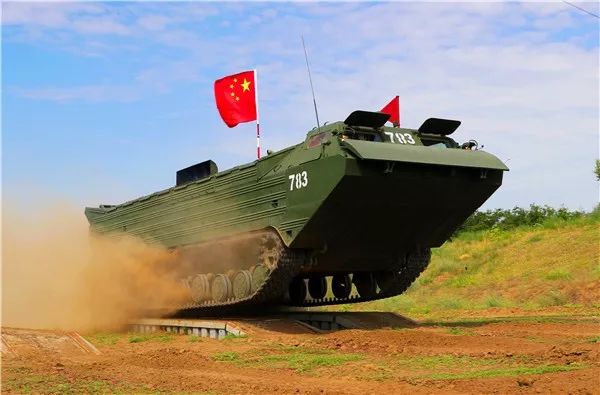 眼睛里只有第一，这个”英雄坦克“驾驶员不简单！