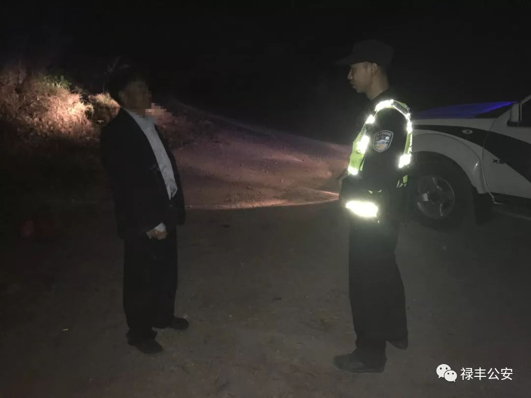 民警深夜救助喝醉酒男子,民警到场及时救助醉酒男子