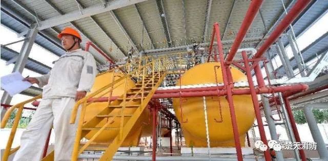 液化气储罐泄漏抢险,危化品运输车泄漏消防队紧急救援