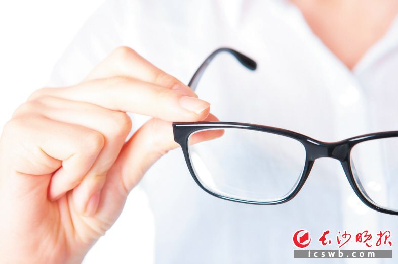 “双11”防蓝光眼镜热卖,到底有没有用?医生提醒配镜有诀窍