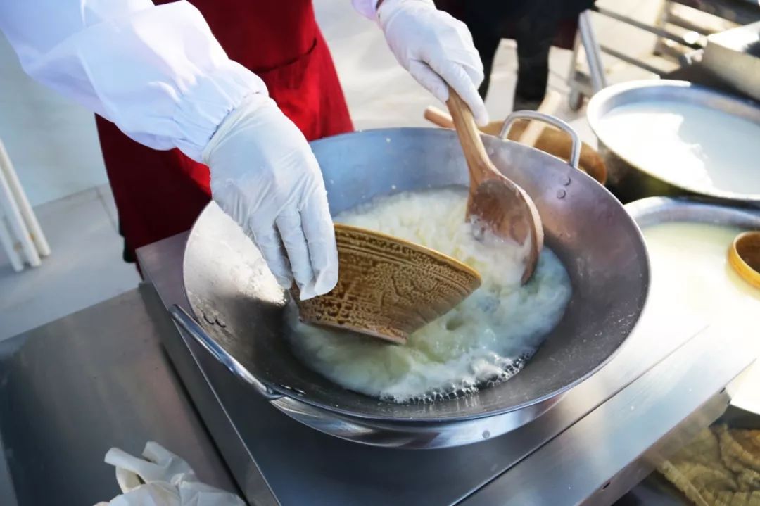 16斤鲜奶只出1斤乳扇，丽江也有自己的乳扇加工厂啦！只有1%的丽江人知道！