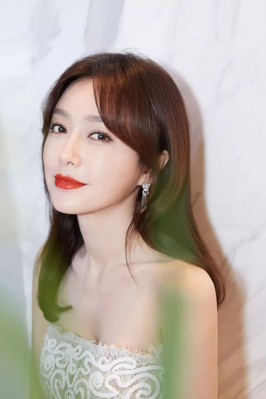 今冬流行发色短发黑茶色,今冬17-18岁流行发色