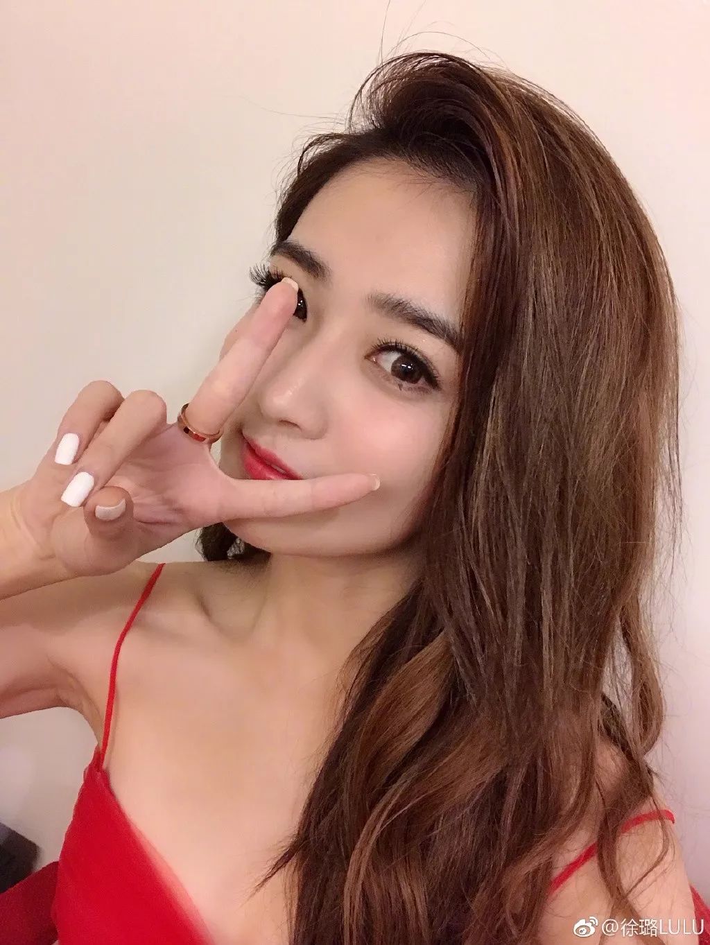 今冬流行发色短发黑茶色,今冬17-18岁流行发色