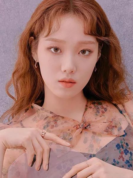 今冬流行发色短发黑茶色,今冬17-18岁流行发色