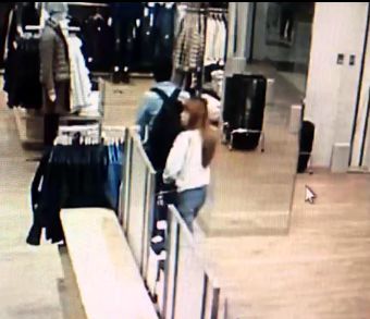 网红女主播直播间卖假货当场被抓,网红情侣被抓了