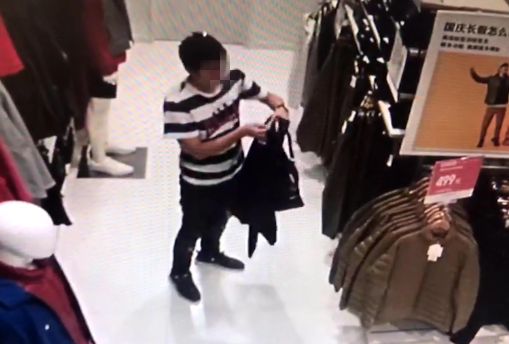 网红女主播直播间卖假货当场被抓,网红情侣被抓了