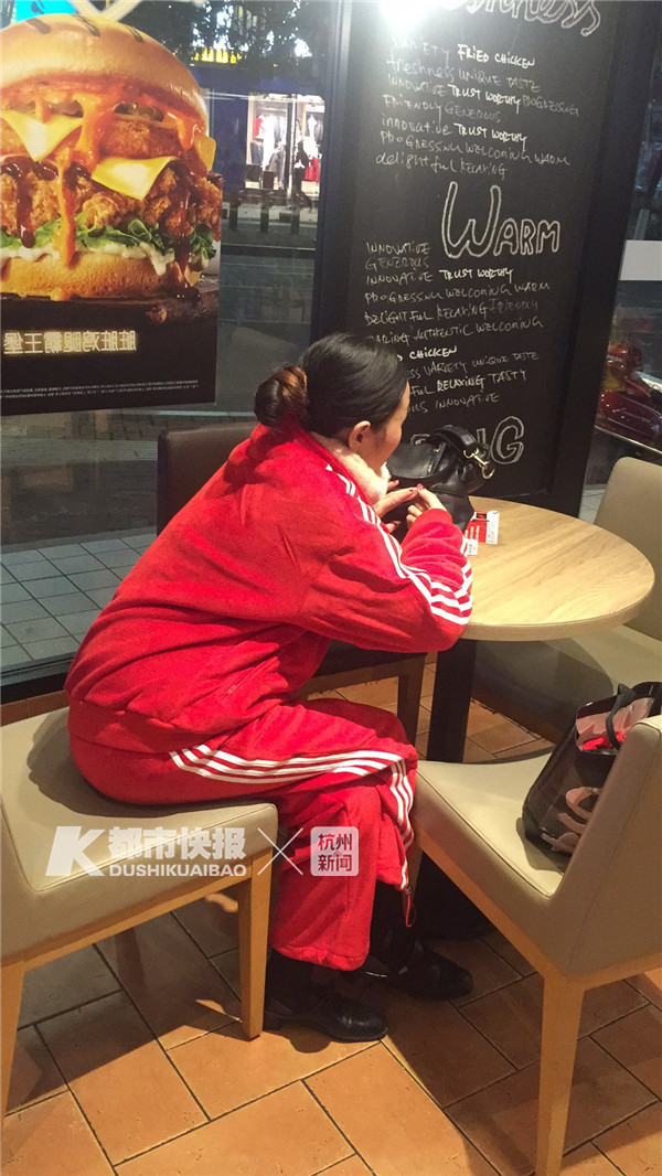 她是谁？为什么肚子这么大了，还经常在这家肯德基过夜？从不点单，都捡别人剩下的