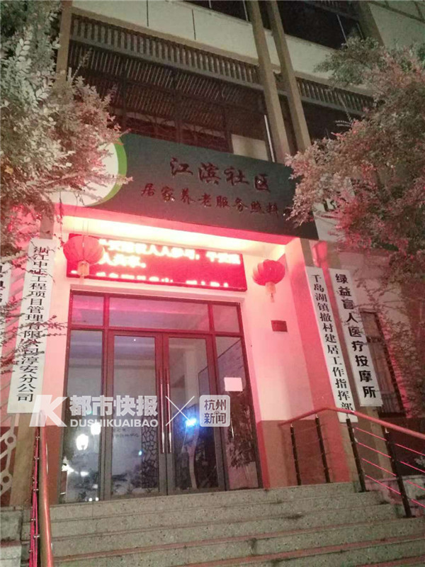 她是谁？为什么肚子这么大了，还经常在这家肯德基过夜？从不点单，都捡别人剩下的