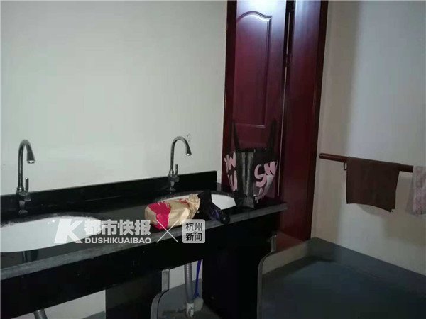 她是谁？为什么肚子这么大了，还经常在这家肯德基过夜？从不点单，都捡别人剩下的