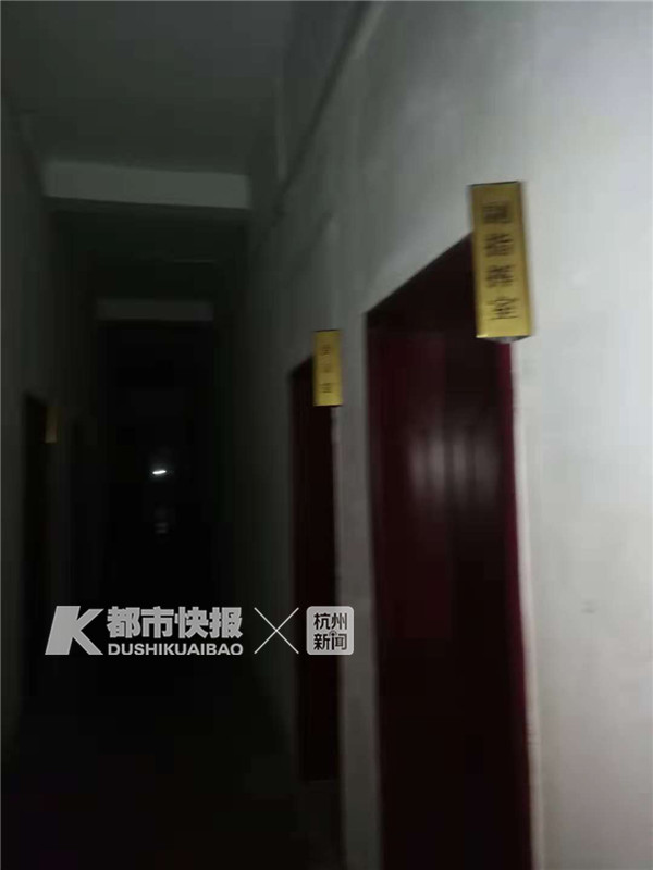 她是谁？为什么肚子这么大了，还经常在这家肯德基过夜？从不点单，都捡别人剩下的