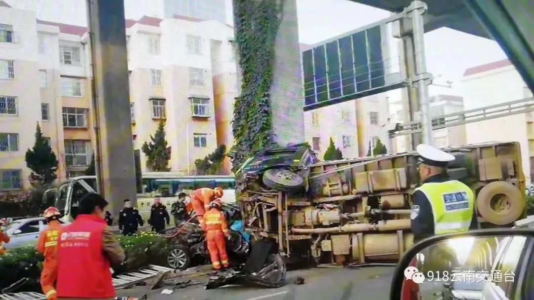 突发南部两辆大货车相撞现场惨烈,二环西高架货车侧翻