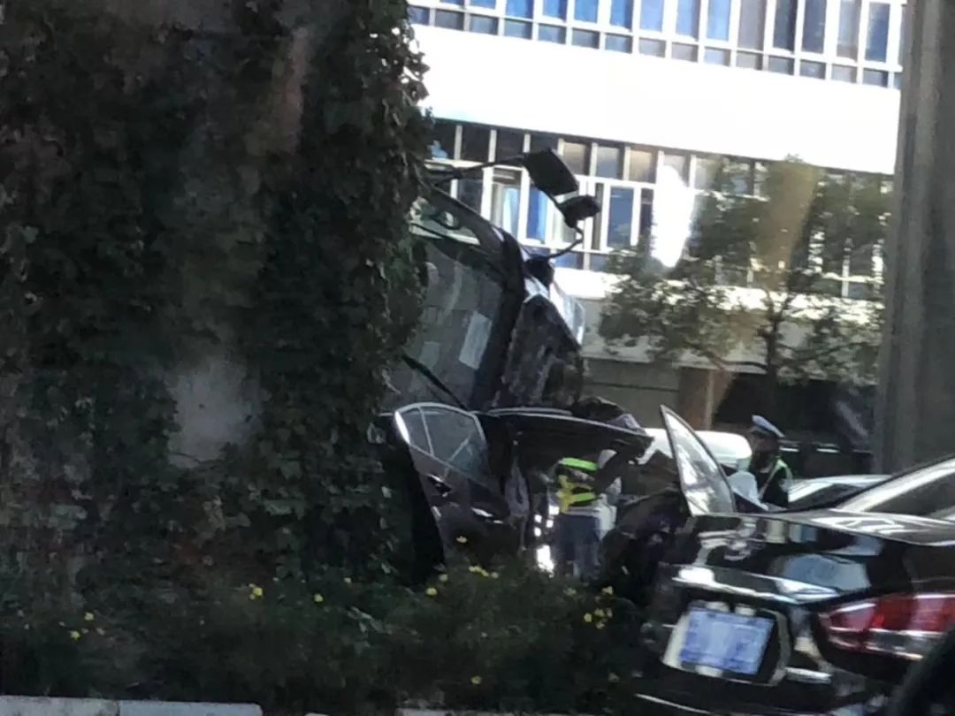 突发南部两辆大货车相撞现场惨烈,二环西高架货车侧翻