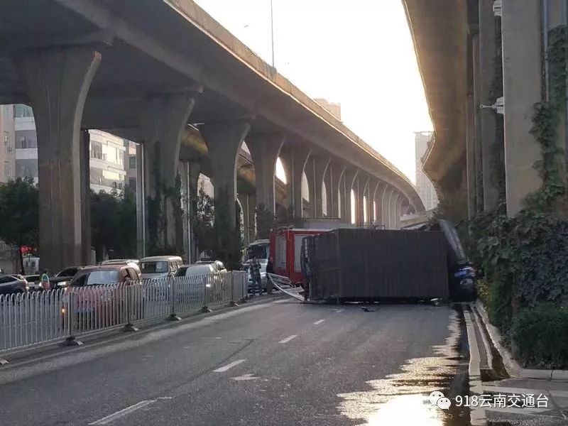 突发南部两辆大货车相撞现场惨烈,二环西高架货车侧翻