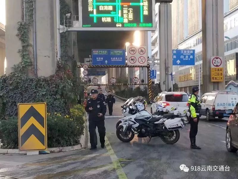 突发南部两辆大货车相撞现场惨烈,二环西高架货车侧翻