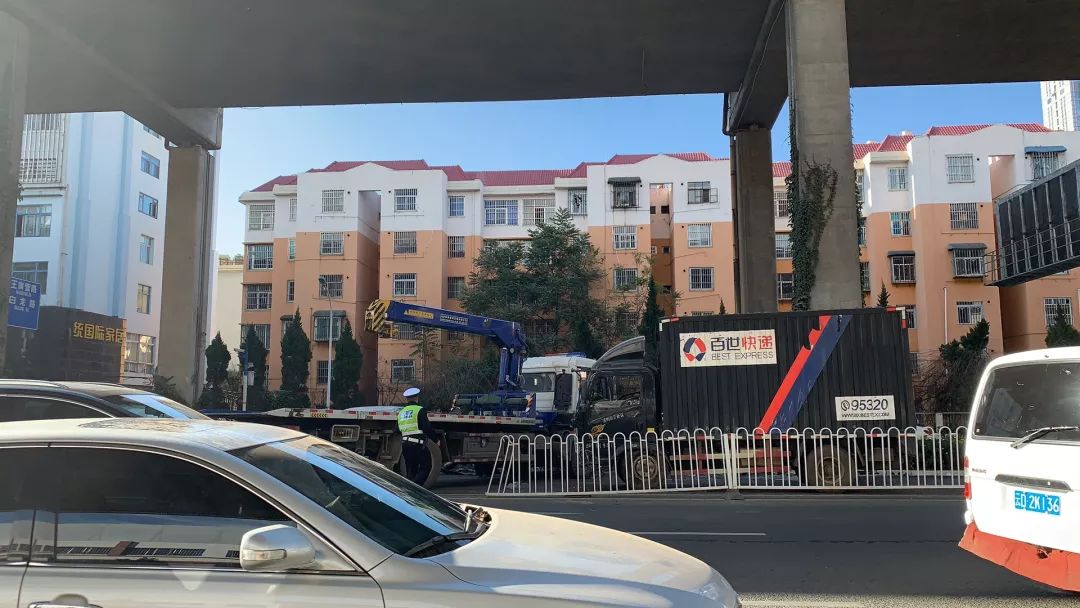 突发南部两辆大货车相撞现场惨烈,二环西高架货车侧翻