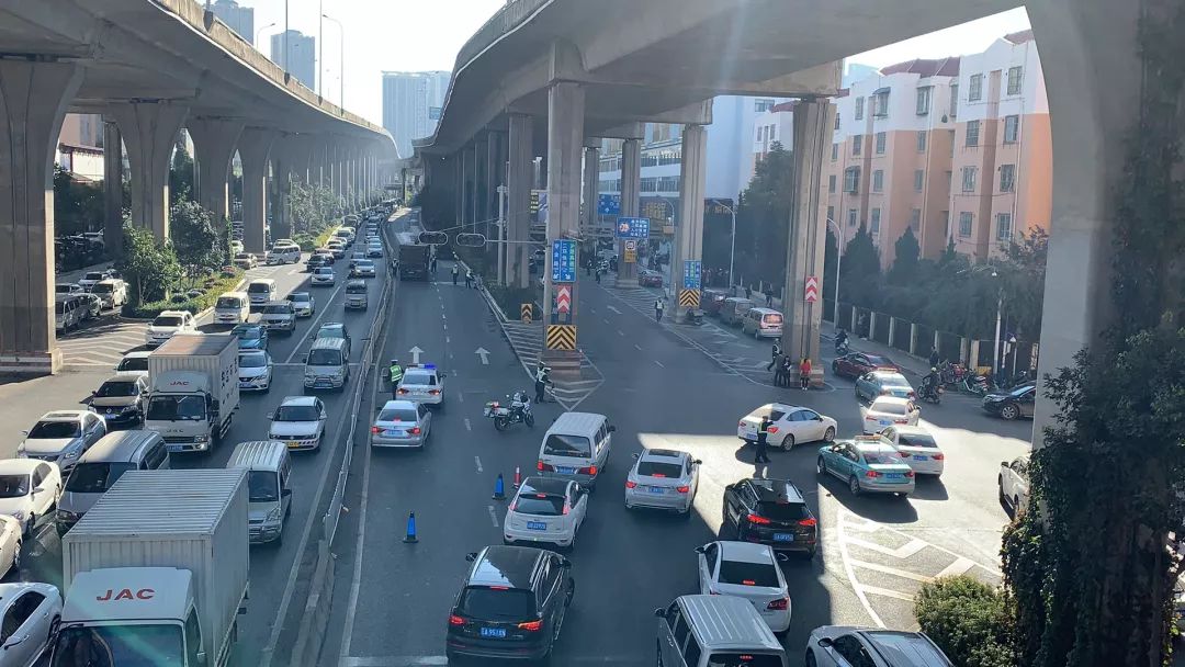 突发南部两辆大货车相撞现场惨烈,二环西高架货车侧翻