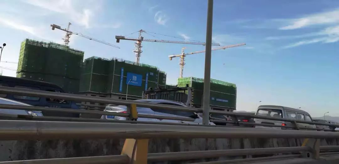 突发南部两辆大货车相撞现场惨烈,二环西高架货车侧翻