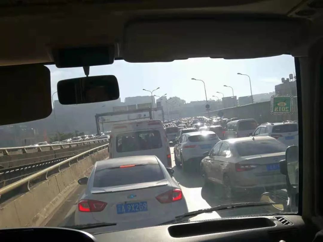 突发南部两辆大货车相撞现场惨烈,二环西高架货车侧翻