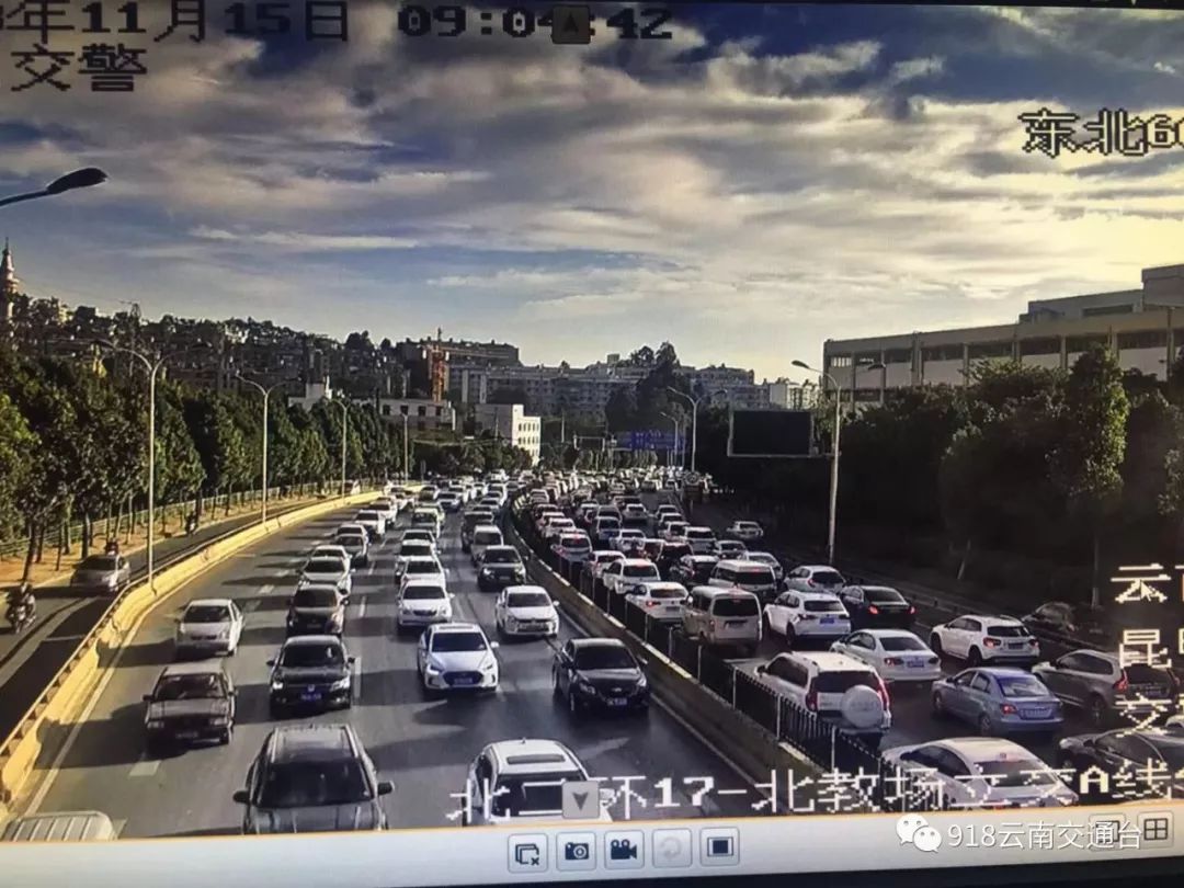 突发南部两辆大货车相撞现场惨烈,二环西高架货车侧翻