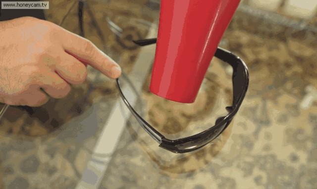 她用吹风机对着厨房墙壁吹一下，结果邻居个个都学她！