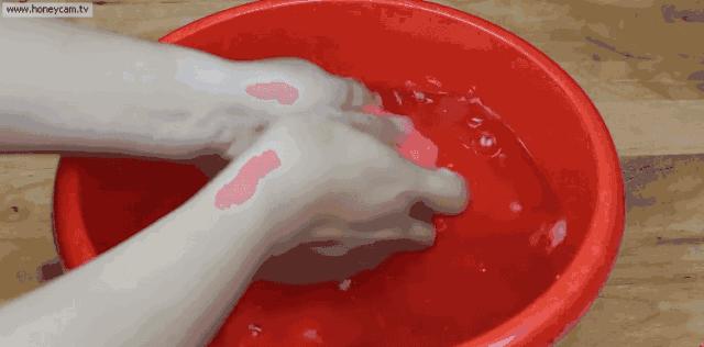 她用吹风机对着厨房墙壁吹一下，结果邻居个个都学她！