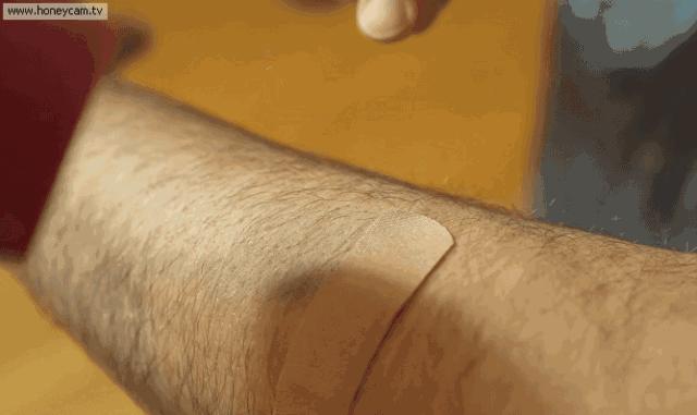 她用吹风机对着厨房墙壁吹一下，结果邻居个个都学她！