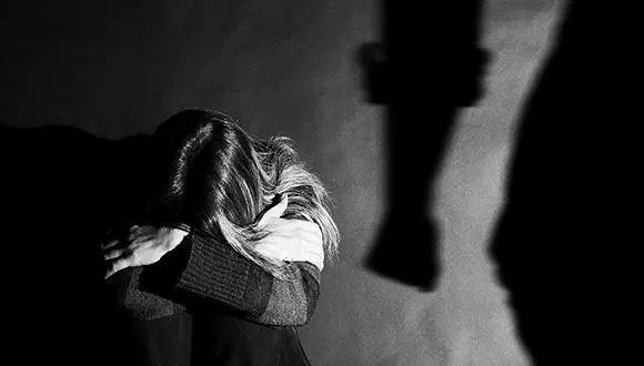 厦门一男子家暴妻子获刑,南宁一男子被曝家暴妻子后续