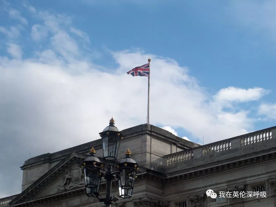 「皇室追踪」女王办公的白金汉宫，周末度假的温莎城堡，威廉凯特，哈利梅根居住的肯辛顿宫，不只可以在门口照个像，其实也可以进去转转