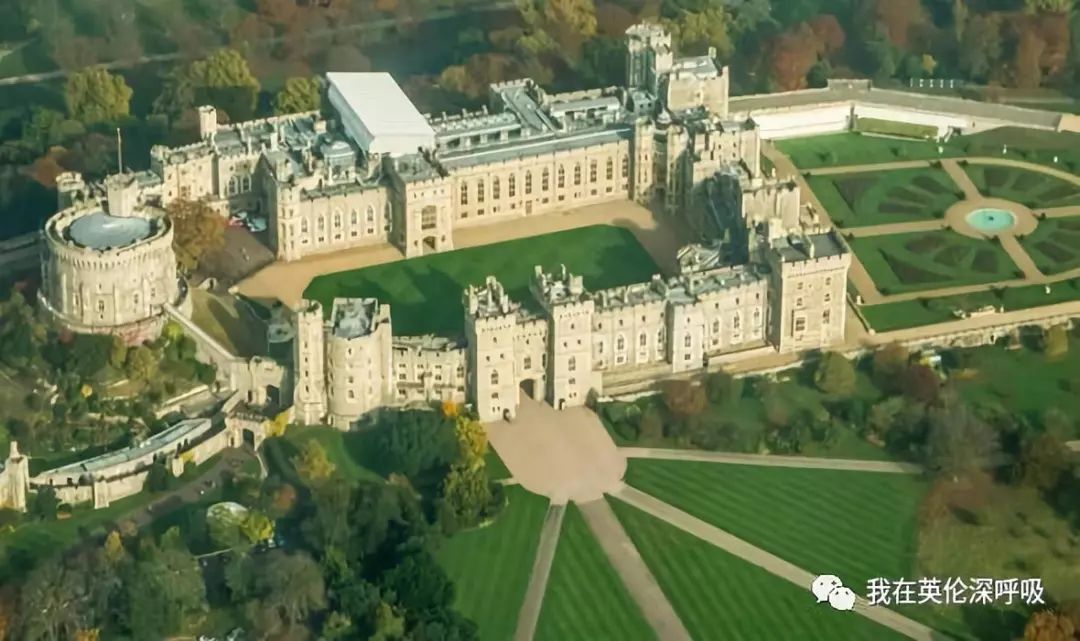 「皇室追踪」女王办公的白金汉宫，周末度假的温莎城堡，威廉凯特，哈利梅根居住的肯辛顿宫，不只可以在门口照个像，其实也可以进去转转