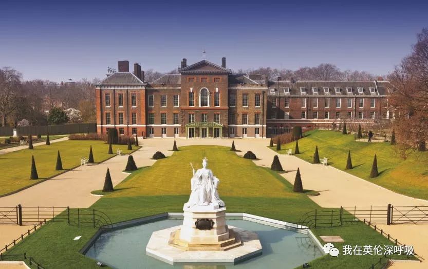 「皇室追踪」女王办公的白金汉宫，周末度假的温莎城堡，威廉凯特，哈利梅根居住的肯辛顿宫，不只可以在门口照个像，其实也可以进去转转