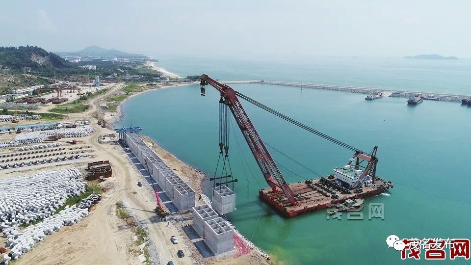 茂名港博贺新港区30万吨级航道,张家港亿吨大港的崛起
