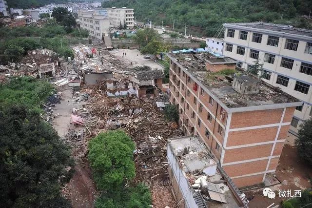 看看云南昭通彝良的风景,看昭通夜景的山