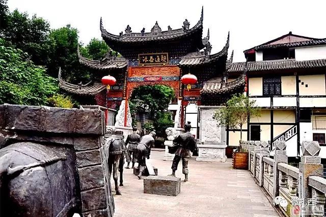 看看云南昭通彝良的风景,看昭通夜景的山