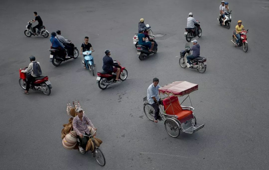 走遍64国还是拥有数百台相机？如果是你会怎么选？