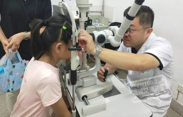 9岁女孩竟然老花了？！竟是因为妈妈给她买了这个……