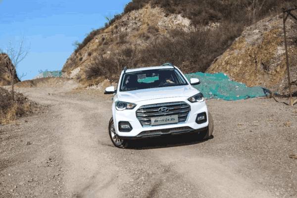 轮胎卡石子了怎么处理,轮胎卡石子到底要不要紧