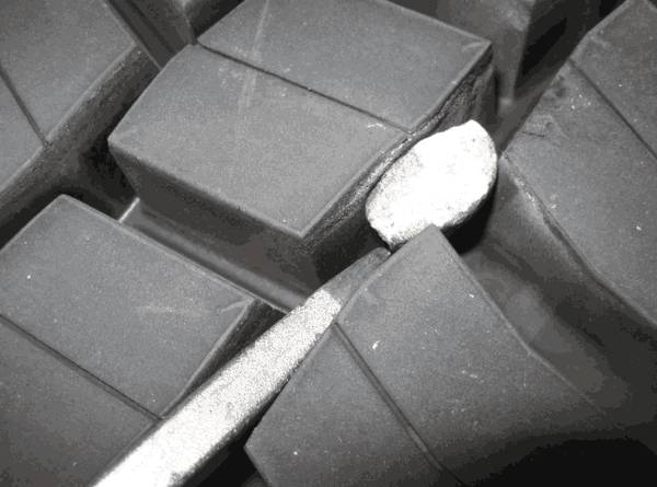 轮胎卡石子了怎么处理,轮胎卡石子到底要不要紧