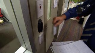 被海关查了聊天记录立即遣返,微信记录被中国海关遣返后果