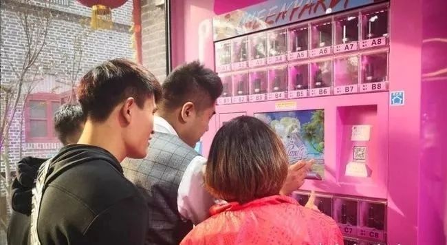 火遍济南商场的“福袋机”是变相赌博吗？名牌手机相机啥都有！靠谱吗？