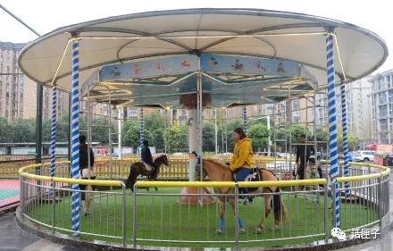 世界上最残忍的游戏就是旋转木马,这样的旋转木马你敢坐吗