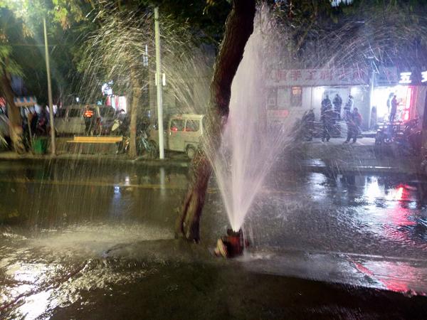 路边消防栓断裂喷出数米高水柱,马路上惊现巨大水柱下水变喷泉