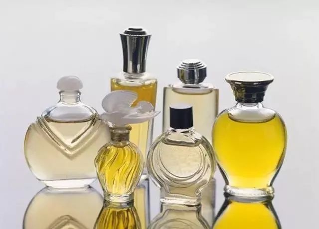 江西一居民家中惊现巨型马蜂窝,贵州家里惊现巨型马蜂窝